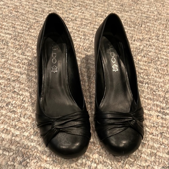 Black dress shoe with small heal. Size 38. - Picture 1 of 3